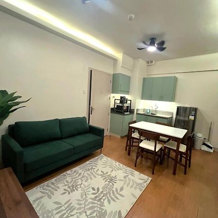 Pioneer Woodlands Bed & Breakfast Mandaluyong Bagian luar foto