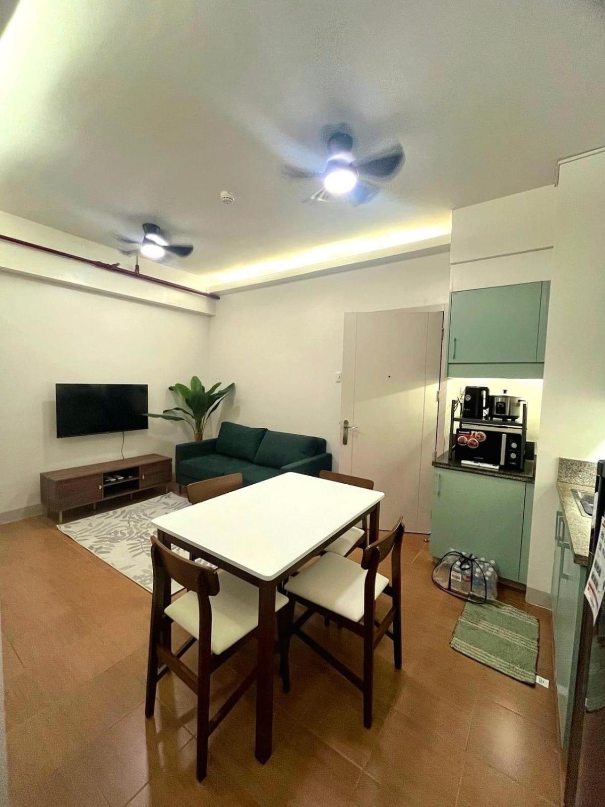 Pioneer Woodlands Bed & Breakfast Mandaluyong Bagian luar foto